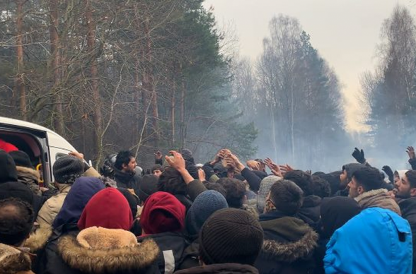 Раздача еды мигрантам на польской границе переросла в давку (видео)